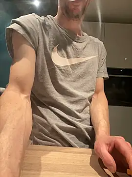 Snapshot of Maxthekid chatting on March 23, 12:04 am Maxthekid online show from March 23, 12:04 am