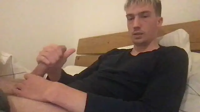 Snapshot of hungandfun05 chatting on December 11, 1:37 am hungandfun05 online show from December 11, 1:37 am