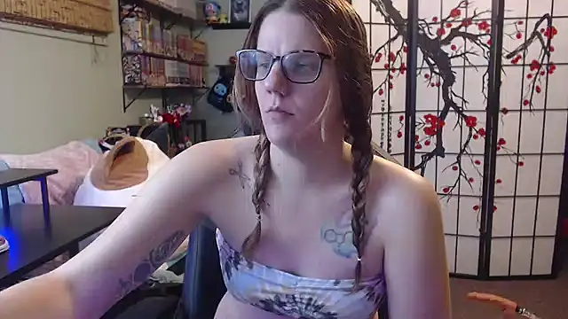 Snapshot of Sarahtineke chatting on April 5, 1:58 am Sarahtineke online show from April 5, 1:58 am