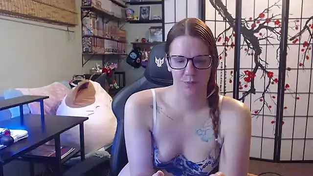 Snapshot of Sarahtineke chatting on May 17, 6:48 pm Sarahtineke online show from May 17, 6:48 pm