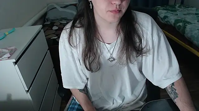 Snapshot of EvaMiron chatting on October 13, 11:43 am EvaMiron online show from October 13, 11:43 am