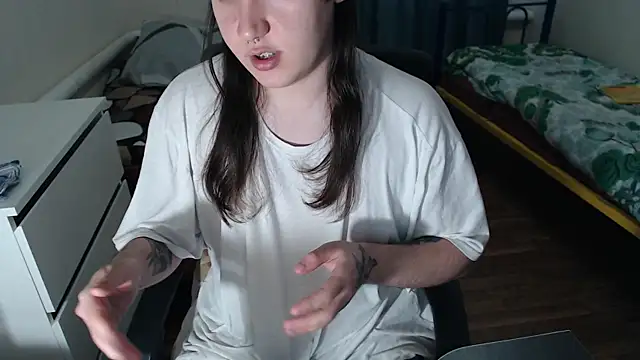 Snapshot of EvaMiron chatting on October 14, 11:22 am EvaMiron online show from October 14, 11:22 am