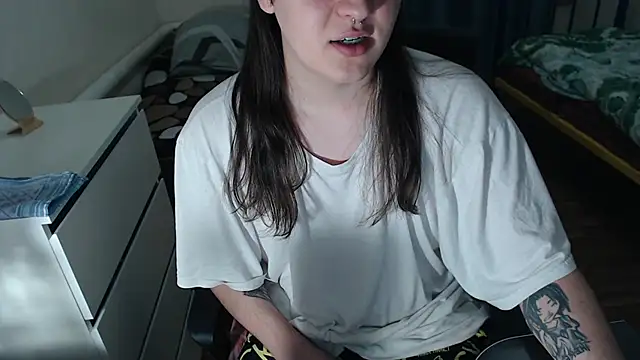 Snapshot of EvaMiron chatting on October 24, 1:18 pm EvaMiron online show from October 24, 1:18 pm