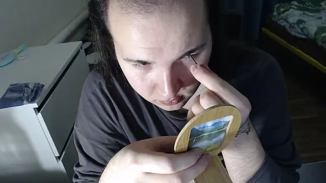 Snapshot of EvaMiron chatting on October 28, 3:47 pm EvaMiron online show from October 28, 3:47 pm