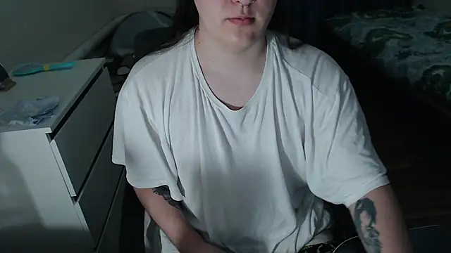 Snapshot of EvaMiron chatting on December 2, 12:27 am EvaMiron online show from December 2, 12:27 am