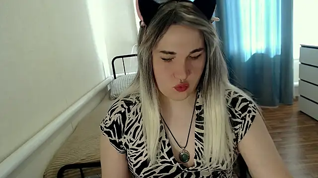Snapshot of EvaMiron chatting on July 1, 11:23 am EvaMiron online show from July 1, 11:23 am