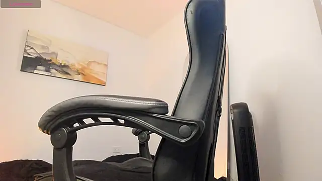 Snapshot of LucianSinclair chatting on December 18, 10:57 pm LucianSinclair online show from December 18, 10:57 pm