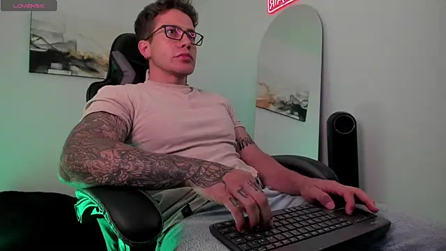 Snapshot of LucianSinclair chatting on January 24, 12:42 am LucianSinclair online show from January 24, 12:42 am