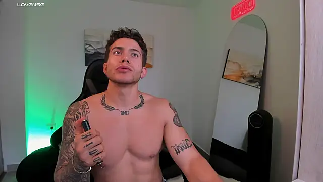 Snapshot of LucianSinclair chatting on February 9, 9:49 pm LucianSinclair online show from February 9, 9:49 pm