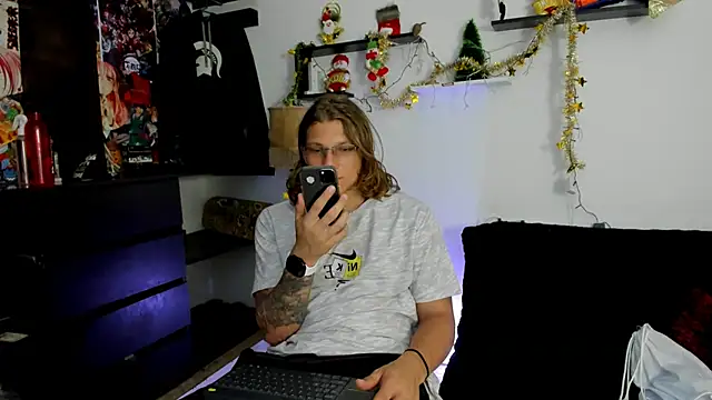 Snapshot of Tom_Krakow chatting on December 19, 8:02 pm Tom Krakow online show from December 19, 8:02 pm