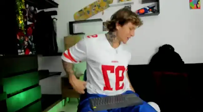 Snapshot of Tom_Krakow chatting on February 24, 8:36 pm Tom Krakow online show from February 24, 8:36 pm