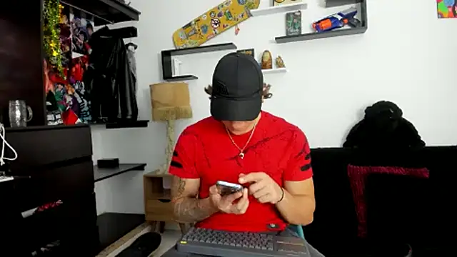 Snapshot of Tom_Krakow chatting on February 25, 8:51 pm Tom Krakow online show from February 25, 8:51 pm