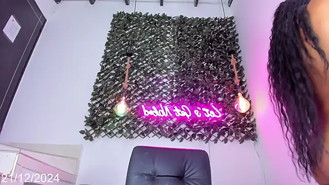 Snapshot of Brianna_Stars chatting on December 21, 8:21 pm Brianna Stars online show from December 21, 8:21 pm