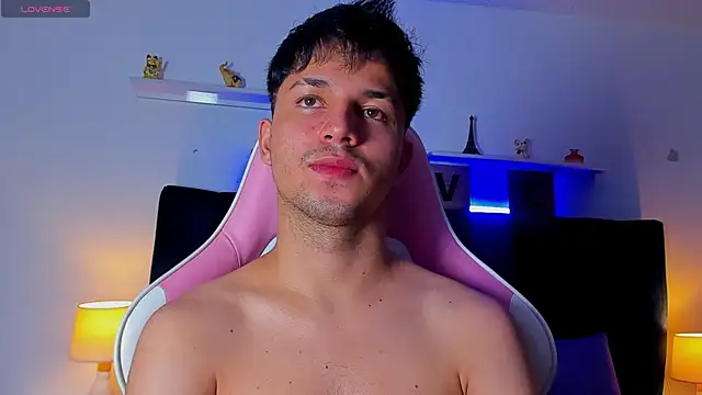 Snapshot of Issac_james_ chatting on October 14, 4:02 am Issac james online show from October 14, 4:02 am