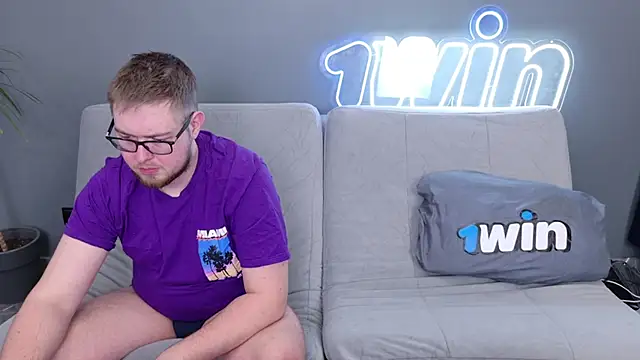 Snapshot of Ksenny chatting on December 7, 8:11 am Ksenny online show from December 7, 8:11 am