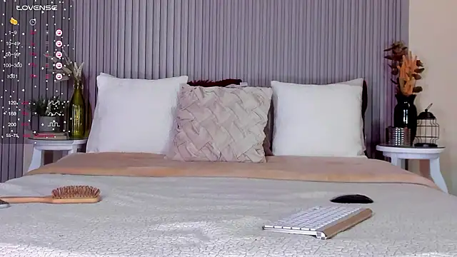 romina-brunette online show from December 3, 6:38 pm