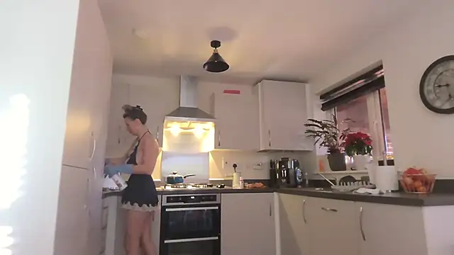 SweetMonicaUK online show from November 21, 9:30 am