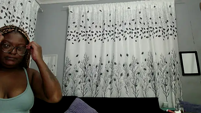 Snapshot of TheDoubleTrouble18xxx chatting on February 7, 12:25 am TheDoubleTrouble18xxx online show from February 7, 12:25 am