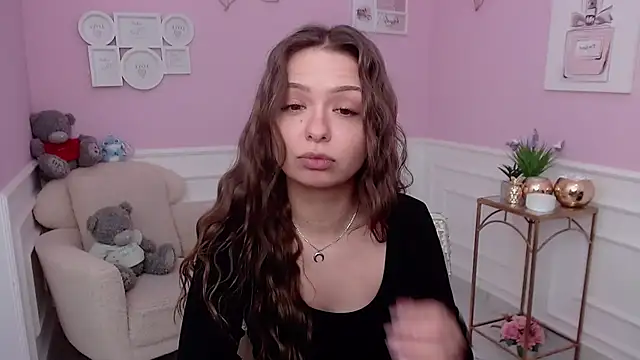 LucySkilar online show from December 2, 9:25 am