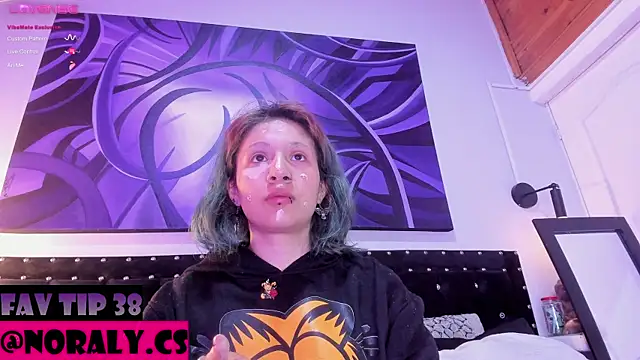 Snapshot of hey_noraly chatting on May 23, 4:29 am hey noraly online show from May 23, 4:29 am