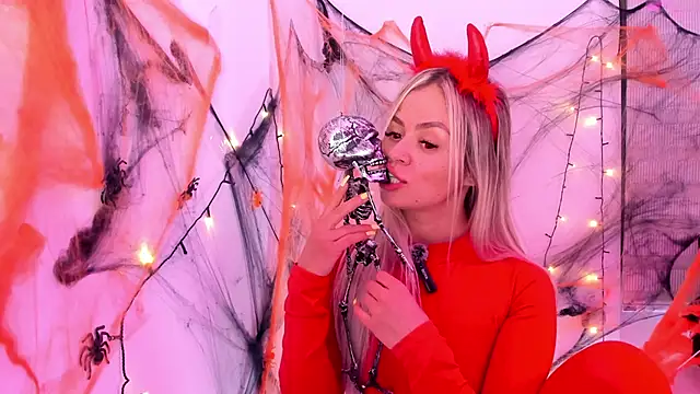 nicole valencia  online show from October 27, 10:52 am