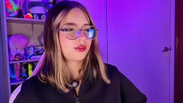 EmilyMiller  online show from May 4, 3:19 pm