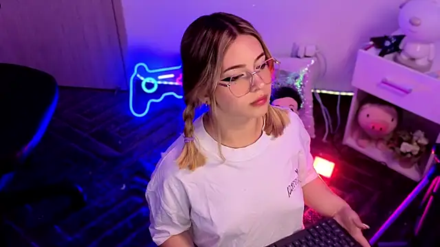 EmilyMiller  online show from July 21, 5:26 pm
