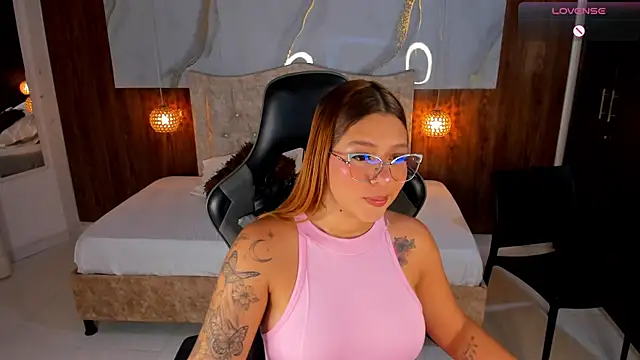 Snapshot of mia_18v chatting on May 22, 8:14 pm mia 18v online show from May 22, 8:14 pm