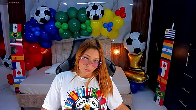 Snapshot of mia_18v chatting on June 22, 8:06 pm mia 18v online show from June 22, 8:06 pm