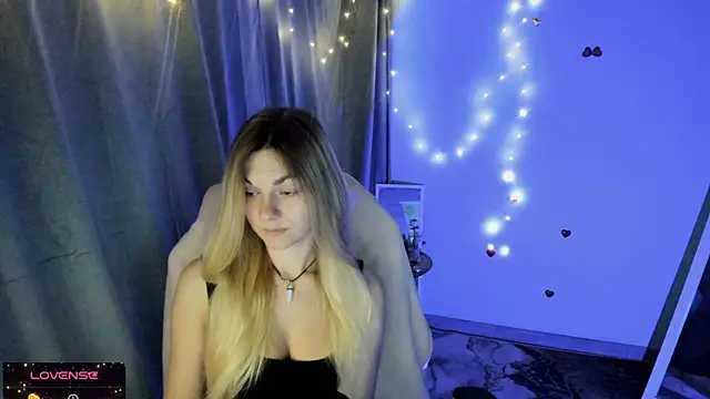 Snapshot of Sweet_me_ chatting on October 13, 6:13 am Sweet me online show from October 13, 6:13 am