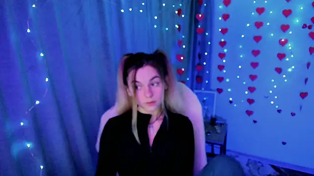 Sweet me  online show from March 4, 5:19 pm