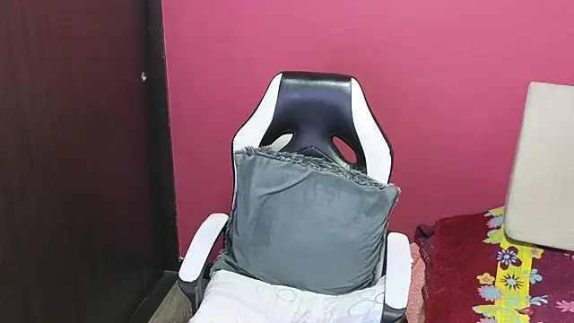 Kaily jonness online show from September 25, 9:35 am