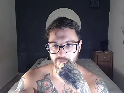 Snapshot of clark_r chatting on November 17, 12:27 am clark r online show from November 17, 12:27 am