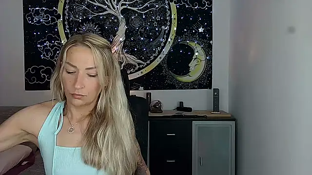 Snapshot of SexxyLiviaa chatting on June 18, 12:22 am SexxyLiviaa online show from June 18, 12:22 am