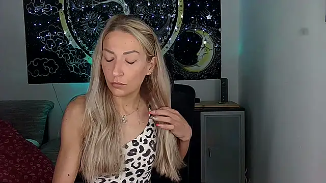 Snapshot of SexxyLiviaa chatting on July 10, 2:05 am SexxyLiviaa online show from July 10, 2:05 am