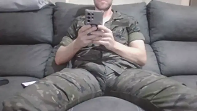 Snapshot of militar_guapo chatting on February 13, 6:15 pm militar guapo online show from February 13, 6:15 pm