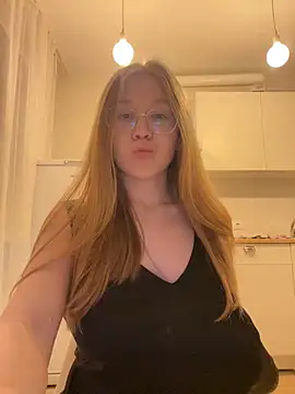 Eva Weyne online show from November 2, 8:00 pm