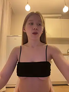 Snapshot of Eva_Weyne chatting on July 5, 9:33 pm Eva Weyne online show from July 5, 9:33 pm