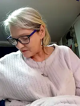 Snapshot of irinamaux chatting on May 10, 3:33 am irinamaux online show from May 10, 3:33 am