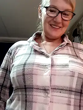 Snapshot of irinamaux chatting on May 23, 6:51 am irinamaux online show from May 23, 6:51 am