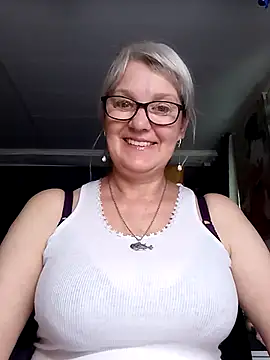 Snapshot of irinamaux chatting on June 18, 9:14 am irinamaux online show from June 18, 9:14 am