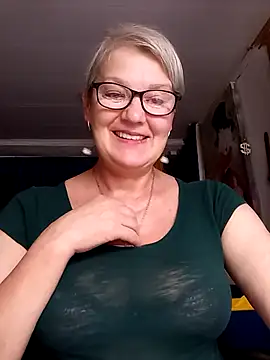 Snapshot of irinamaux chatting on June 27, 3:44 am irinamaux online show from June 27, 3:44 am