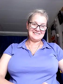 Snapshot of irinamaux chatting on July 8, 1:32 am irinamaux online show from July 8, 1:32 am
