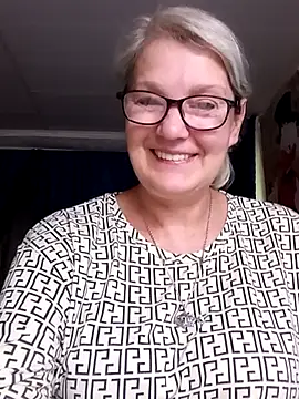 Snapshot of irinamaux chatting on July 9, 8:29 am irinamaux online show from July 9, 8:29 am