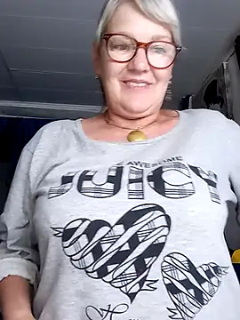 Snapshot of irinamaux chatting on August 2, 5:17 am irinamaux online show from August 2, 5:17 am