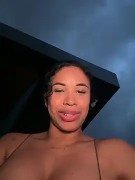 Snapshot of Brunettexio chatting on February 8, 11:24 pm Brunettexio online show from February 8, 11:24 pm