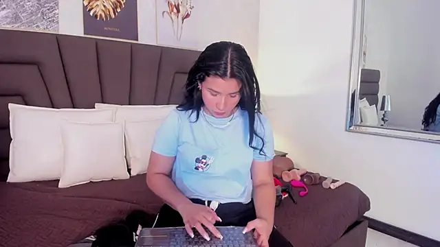 Sofi Perez  online show from February 27, 11:20 am