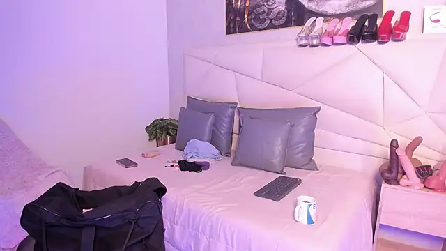 Sofi Perez  online show from November 19, 11:10 am