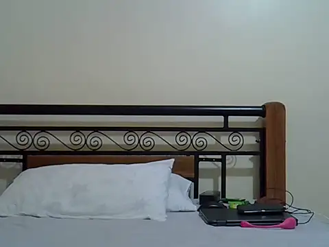 Snapshot of Giannah01 chatting on November 8, 4:12 am Giannah01 online show from November 8, 4:12 am