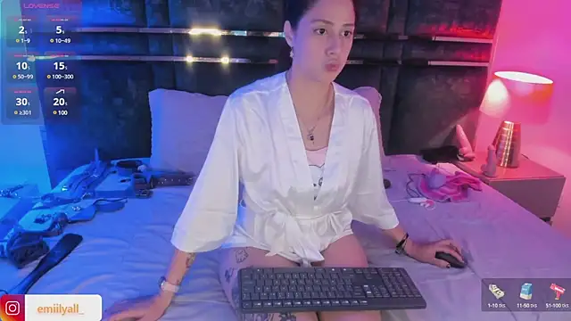 EmilyAllen  online show from February 27, 5:24 am